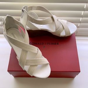 Donald J Pliner  Jilli-CA  wedge Sandal sz. 8.5 M